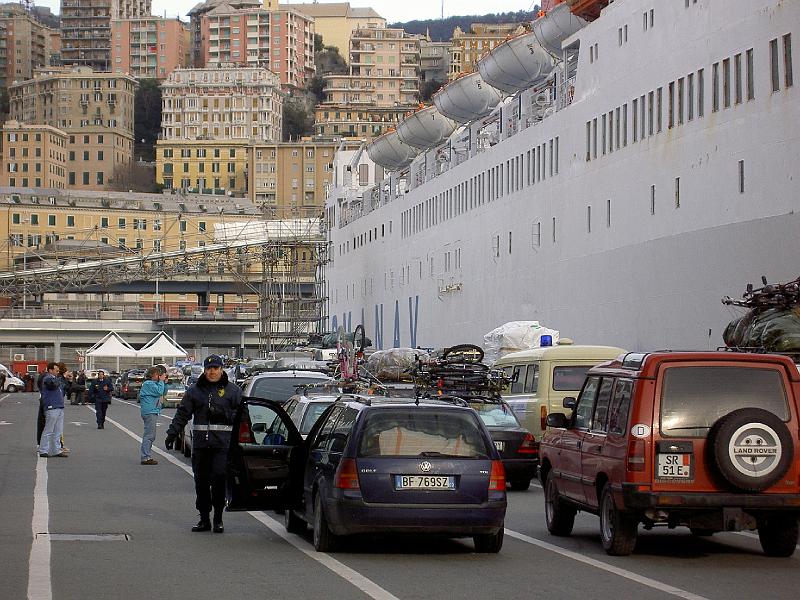 02-0024.jpg - 26.12.2008: In Genua werden die Autos eingeschifft