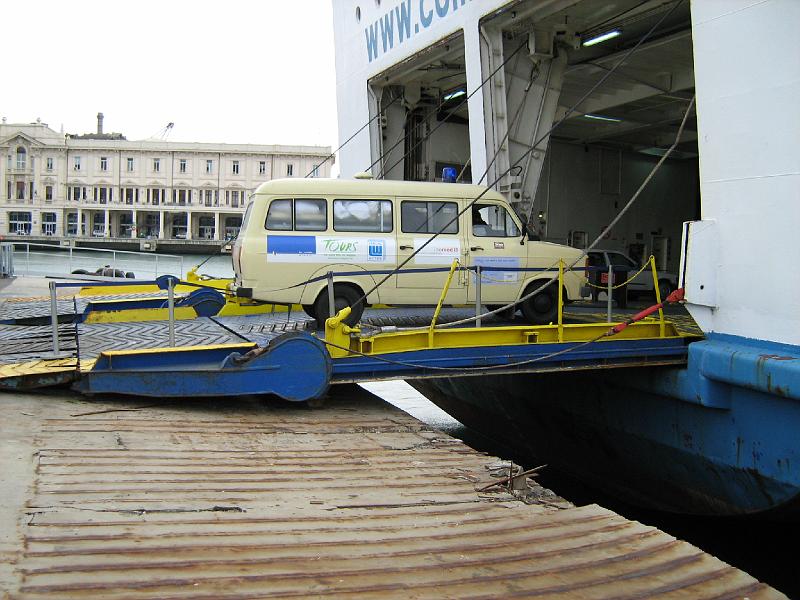 02-0027.jpg - 26.12.2008: In Genua werden die Autos eingeschifft