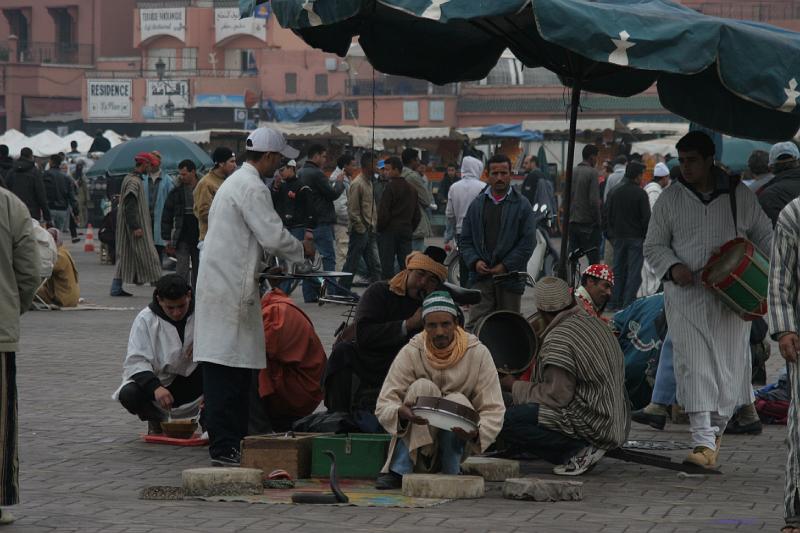 03-5856.jpg - Marrakesch: Nachtmarkt mit Schlangenbeschwörer