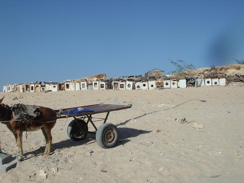 08-2641.jpg - Nouadhibou (5.1.2009):  Zaun aus kaputten Waschmaschinen