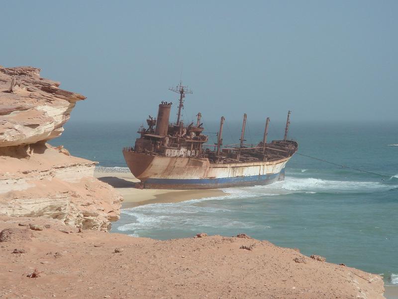 08-2718.jpg - gestrandetes Schiff bei Nouadhibou