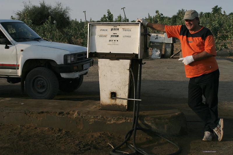 10-6773.jpg - Tankstellen werden teilweise noch mit der Handpumpe bedient.