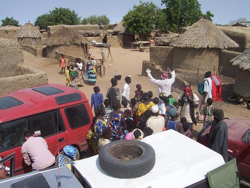11-4880.jpg - Südlich der mauretanisch-malischen Grenze: Während die Straßenfahrer bereits in Bamako sind stoßen die Geländefahrer auf ein malerisches Dorf und erleben auch noch einen Buschbrand.