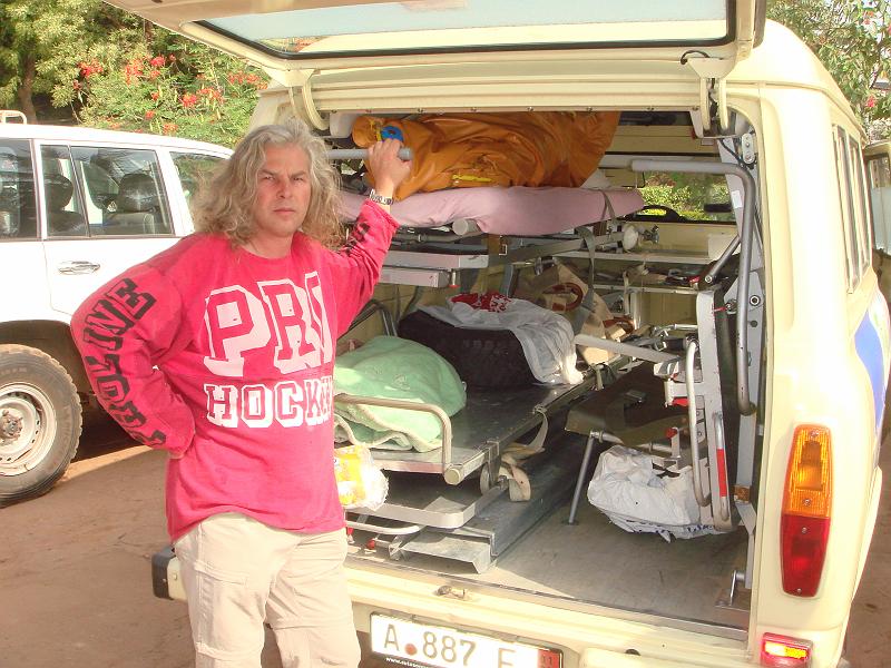 12-3008.jpg - Übergabe des gependeten Rettungswagens.